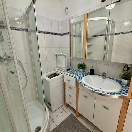2 Bedrooms, Tram, Secure شقة