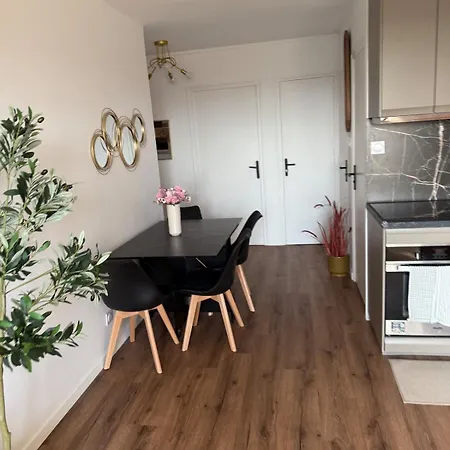 2 Bedrooms, Tram, Secure