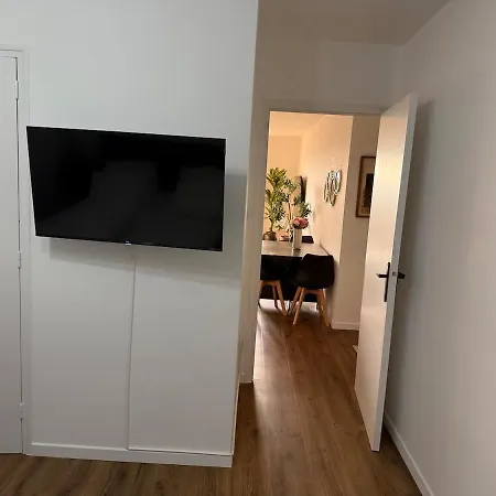 2 Bedrooms, Tram, Secure شقة بْرو