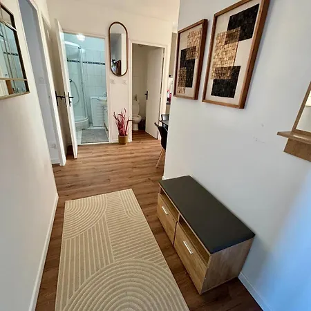 2 Bedrooms, Tram, Secure *