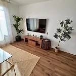 2 Bedrooms, Tram, Secure Lägenhet