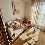 2 Bedrooms, Tram, Secure Bron