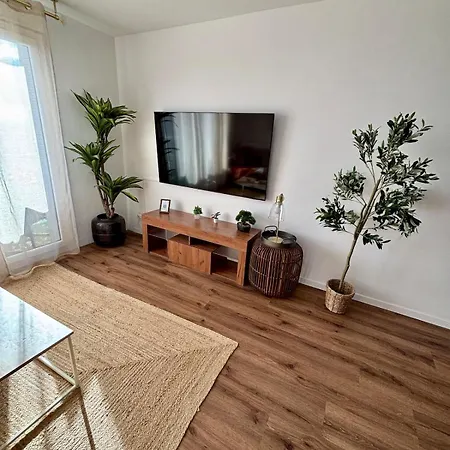 2 Bedrooms, Tram, Secure Appartamento