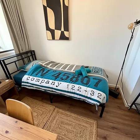 2 Bedrooms, Tram, Secure * Bron