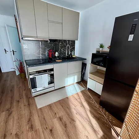 2 Bedrooms, Tram, Secure