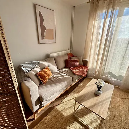 2 Bedrooms, Tram, Secure Bron