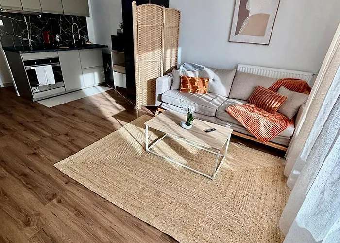 2 Bedrooms, Tram, Secure 아파트
