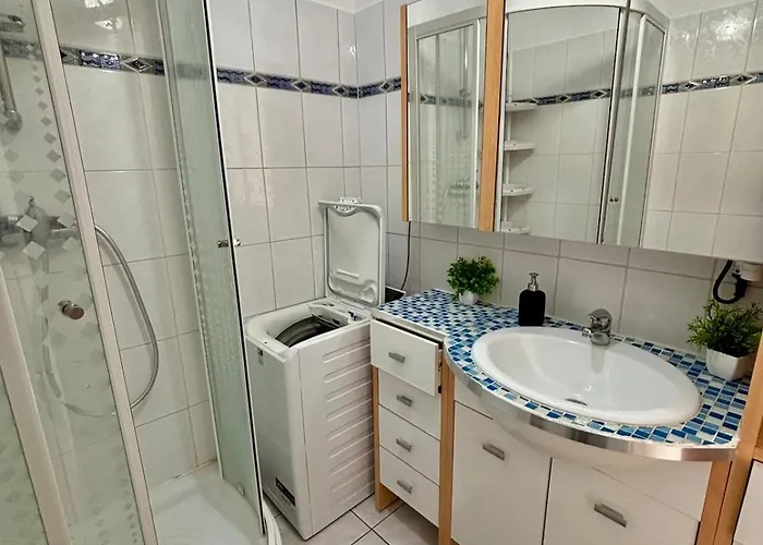 2 Bedrooms, Tram, Secure 아파트