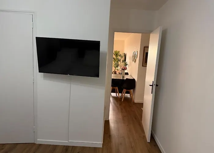 2 Bedrooms, Tram, Secure 公寓 布龙
