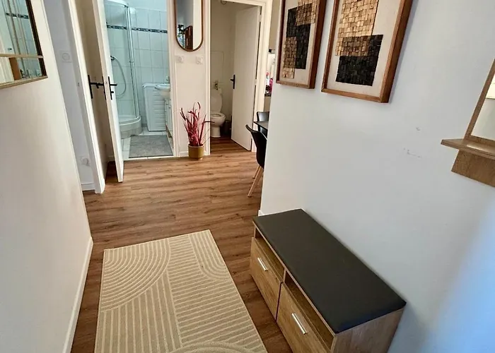 2 Bedrooms, Tram, Secure *