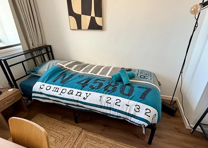 2 Bedrooms, Tram, Secure * 브론