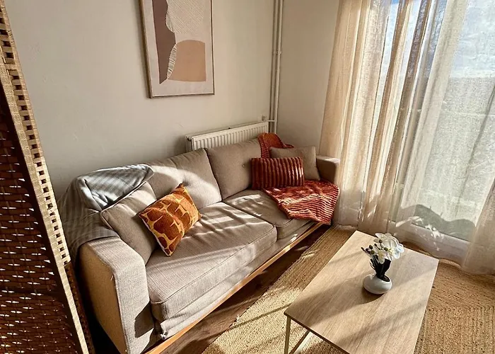 2 Bedrooms, Tram, Secure 브론